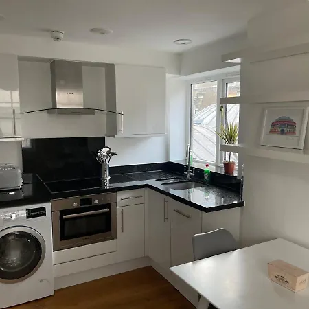 1 Bed With Roof Terrace Apartment *