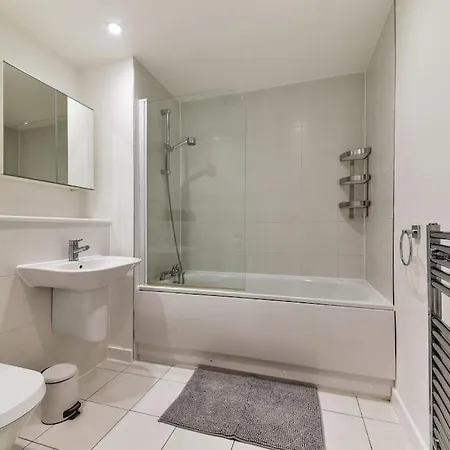 Amazing 2 Bed 2 Bath Flat In Canary Wharf Apartment *