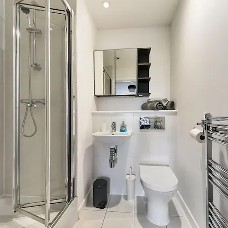 Amazing 2 Bed 2 Bath Flat In Canary Wharf London