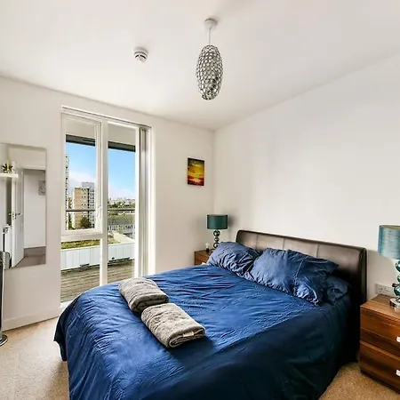 Amazing 2 Bed 2 Bath Flat In Canary Wharf Apartment London