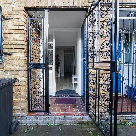 Arte Stays: Bright 3-bedroom House With Garden In Haggerston London