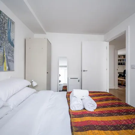 Cosy And Spacious Flat Near Bridge *