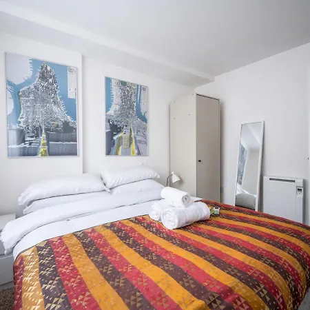Cosy And Spacious Flat Near Bridge