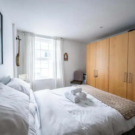 Cosy And Spacious Flat Near Bridge *