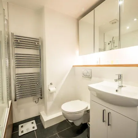 Cosy And Spacious Flat Near Bridge * Londres