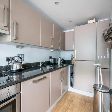 Cosy And Spacious Flat Near Bridge Londres