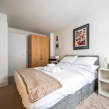 Cosy And Spacious Flat Near Bridge