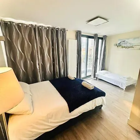 Luxurious 2 Bedroom Flat In Apartment London
