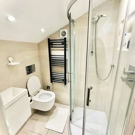 Luxurious 2 Bedroom Flat In Apartment
