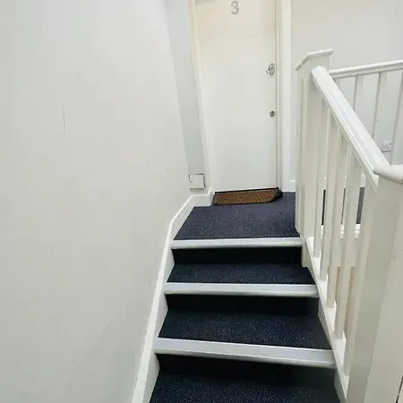 Luxurious 2 Bedroom Flat In * London