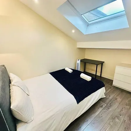 Luxurious 2 Bedroom Flat In Apartment *