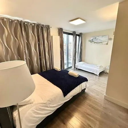 Luxurious 2 Bedroom Flat In Apartment *
