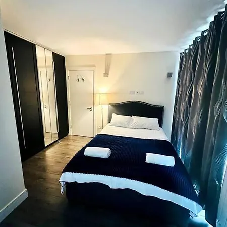 Luxurious 2 Bedroom Flat In * London