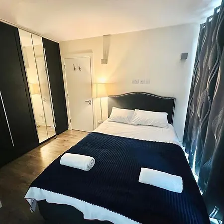Apartment Luxurious 2 Bedroom Flat In *