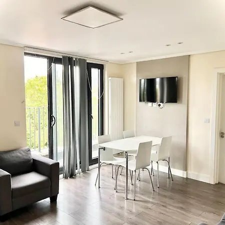 Apartment Luxurious 2 Bedroom Flat In London