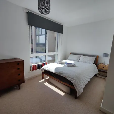 Homely Duplex: East End Rooftop Retreat Near Victoria Park