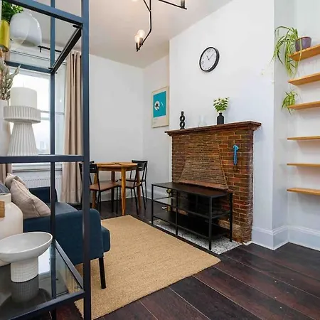 Cosy 2 Bed Flat In East *