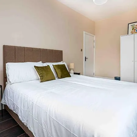 Cosy 2 Bed Flat In East * London