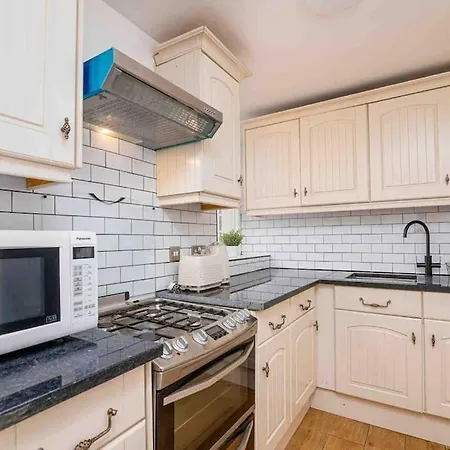 Cosy 2 Bed Flat In East Apartment *