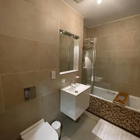 Apartment Chic Victorian Flat In Private Estate - Mile End!