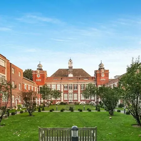 Chic Victorian Flat In Private Estate - Mile End! Apartment London