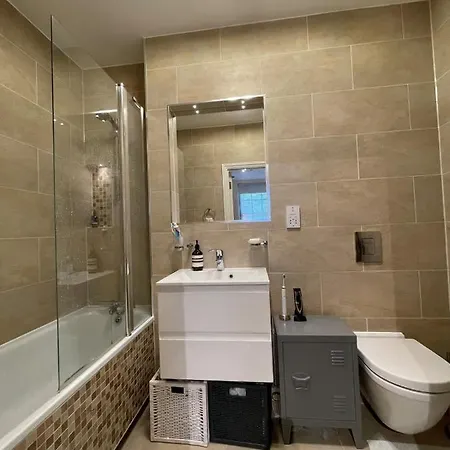 Chic Victorian Flat In Private Estate - Mile End! Apartment