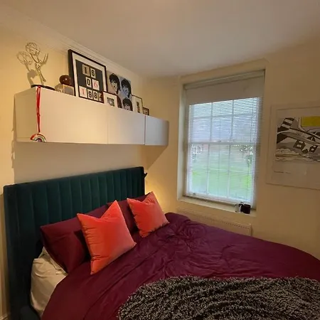 Chic Victorian Flat In Private Estate - Mile End!