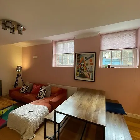 Chic Victorian Flat In Private Estate - Mile End! * London