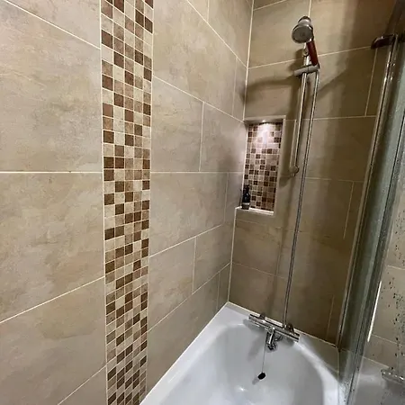 Chic Victorian Flat In Private Estate - Mile End! *