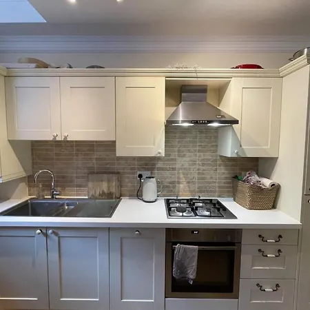 Chic Victorian Flat In Private Estate - Mile End!
