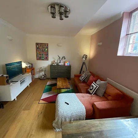 Apartment Chic Victorian Flat In Private Estate - Mile End! London