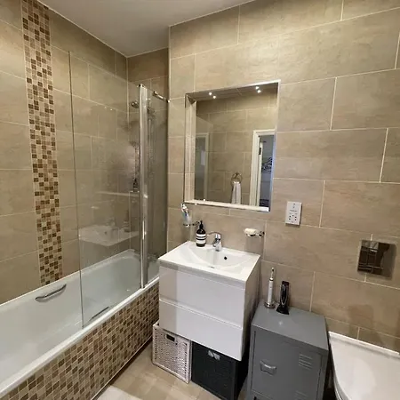 Chic Victorian Flat In Private Estate - Mile End! *