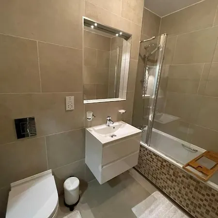 Chic Victorian Flat In Private Estate - Mile End! London