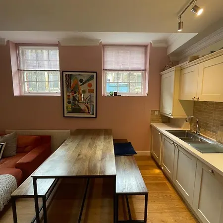 Apartment Chic Victorian Flat In Private Estate - Mile End! *