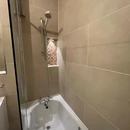 Chic Victorian Flat In Private Estate - Mile End! London