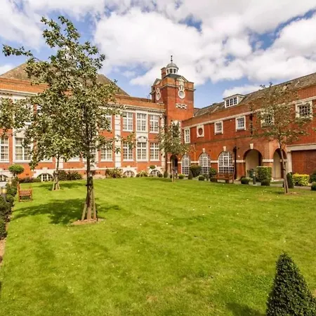 Chic Victorian Flat In Private Estate - Mile End! Apartment