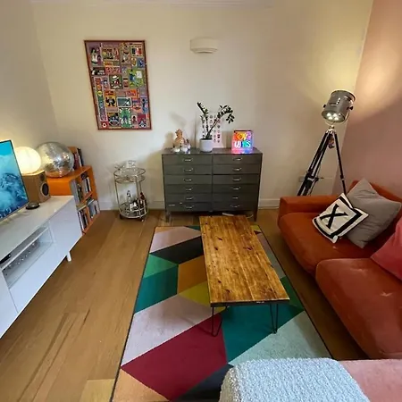 Chic Victorian Flat In Private Estate - Mile End! Apartment *