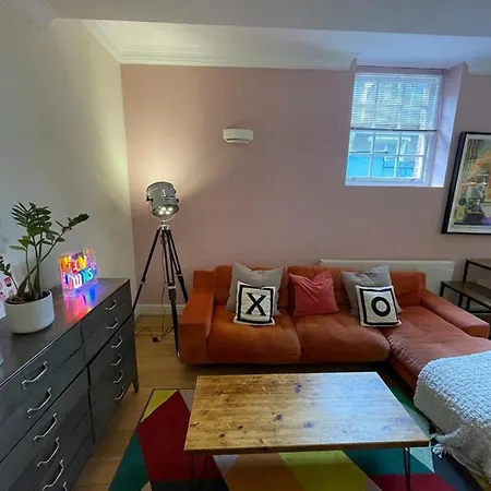 Apartment Chic Victorian Flat In Private Estate - Mile End!