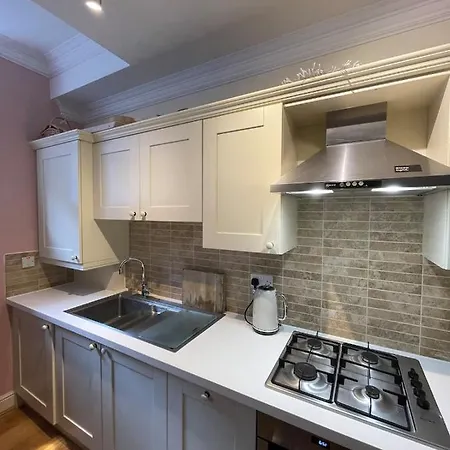 Chic Victorian Flat In Private Estate - Mile End! Apartment