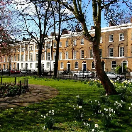 Chic Victorian Flat In Private Estate - Mile End! Apartment *