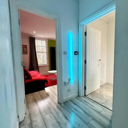 The Hidden Gem *2-bed Apt* * London
