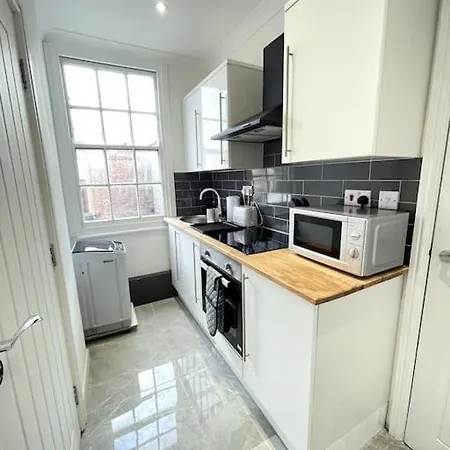 The Hidden Gem *2-bed Apt* * London