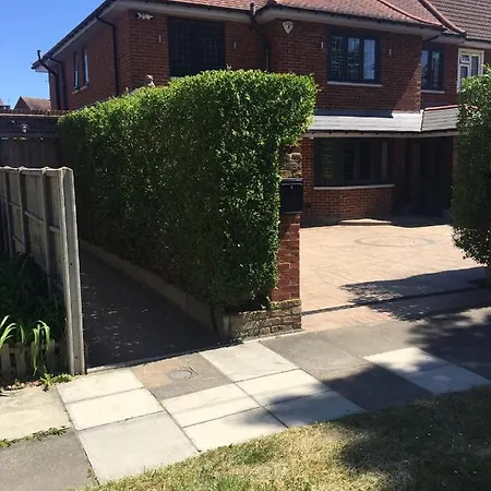 Guest house 50a Green Lane Cranford