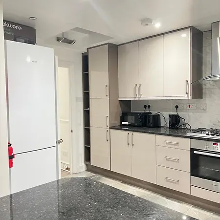 Stayeasy En-suite Guest house *