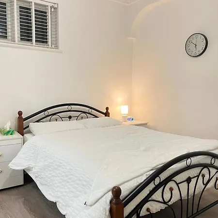 Stayeasy En-suite Guest house *