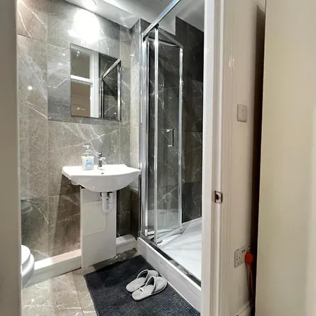 Stayeasy En-suite Guest house London