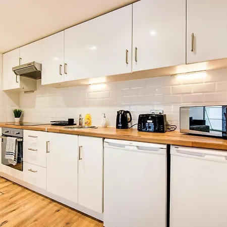 Apartment Lovely 2-Bed, Sleeps 6, Near Stratford Station & Abba Voyage, London