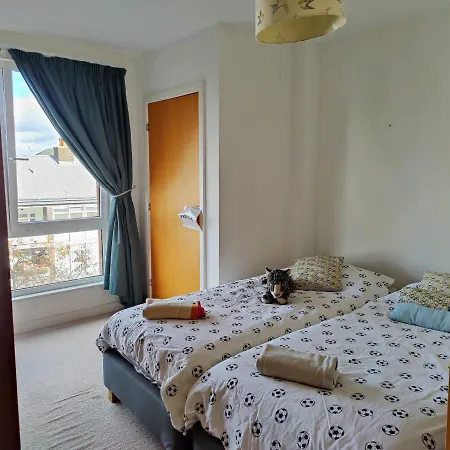 Homely Duplex: East End Rooftop Retreat Near Victoria Park Apartment *