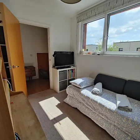 Homely Duplex: East End Rooftop Retreat Near Victoria Park *