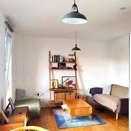 Homely Duplex: East End Rooftop Retreat Near Victoria Park
